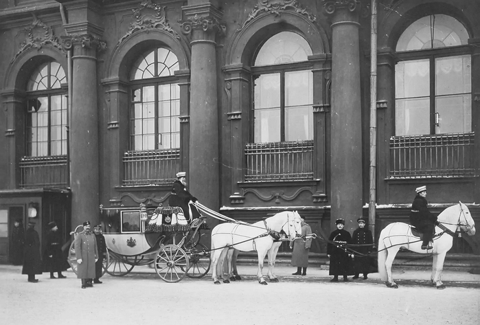  оссия Карета у Зимнего дворца,  Ст.-Петербург, 1900 год (700x473, 204Kb)