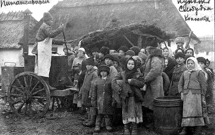  оссия Солдат русской армии кормит крестьянских детей, Гродно 1915 год (700x438, 243Kb)