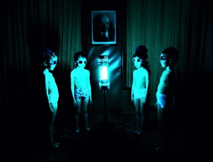 UV lamp light baths were given to Soviet kids , 1987 (700x530, 42Kb)