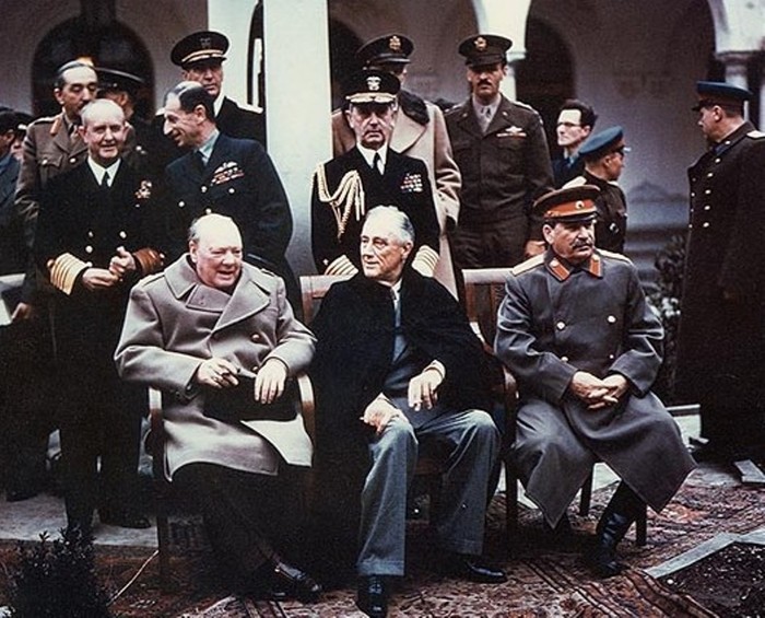 4397599_yalta_summit_1945_with_churchill_roosevelt_stalin (700x565, 122Kb)