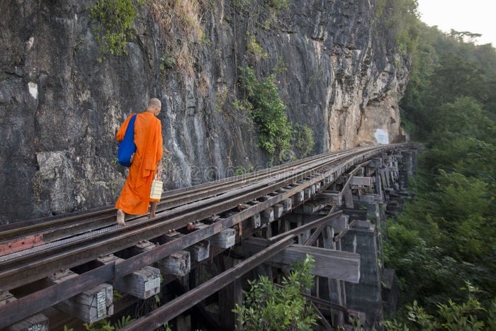 thailand-kanchanaburi-death-railway-river-kwai-monk-wolks-route-burma-north-city-65676630 (700x467, 127Kb)