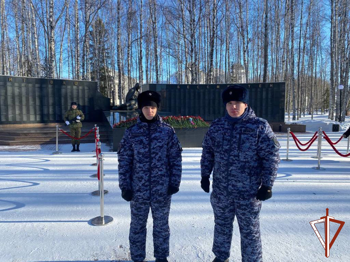 7290319_V_Ugre_Rosgvardiya_obespechila_bezopasnost_grajdan_pri_provedenii_torjestvennih_meropriyatii_v_Den_zashitnika_Otechestva (700x525, 490Kb)