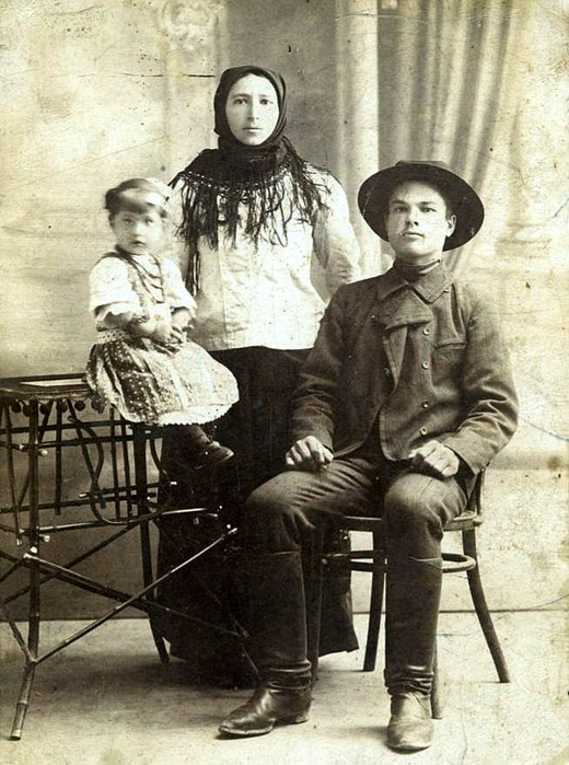  оссия Молодая семья из Херсона, 1896 год (520x700, 371Kb)
