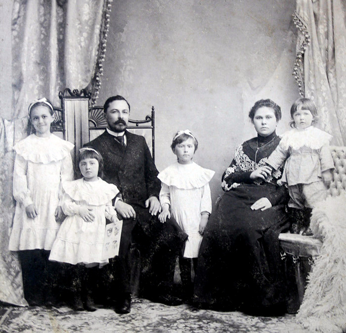  оссия Семья Аннаевых, Самара, 1902 год (700x673, 307Kb)