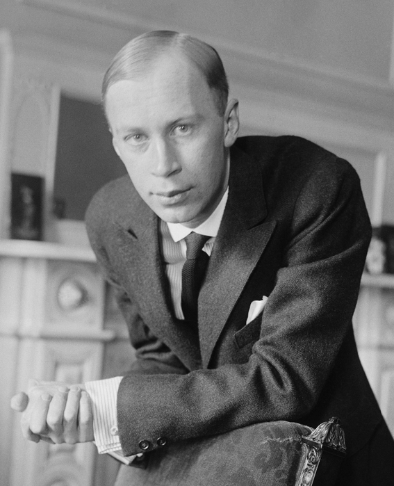 Sergei_Prokofiev_circa_1918_over_Chair_Bain (567x700, 222Kb)