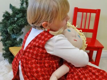 How-to-Sew-a-Reversible-Pinafore-Tutorial-Doll-Hug (374x280, 98Kb)