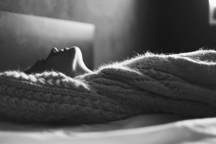 white-black-monochrome-bed-photography-morning-hair-slip-light-color-bw-girls-hand-home-shoe-footwear-black-and-white-monochrome-photography-close-up-macro-photography-vaga-slipchenko-641664 (700x466, 128Kb)