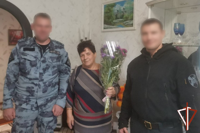 7290319_V_Ugre_oficeri_OMON_Rosgvardii_navestili_mamy_pogibshego_na_Severnom_Kavkaze_voennoslyjashego_vnytrennih_voisk (700x466, 245Kb)