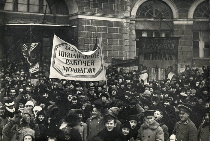  оссия Дети тоже ходили на митинги поддерживая Февральский переворот, март 1917 года (700x471, 356Kb)