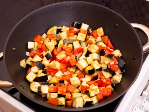 Куриная голень, тушенная с баклажанами и помидорами (4) (480x360, 179Kb)