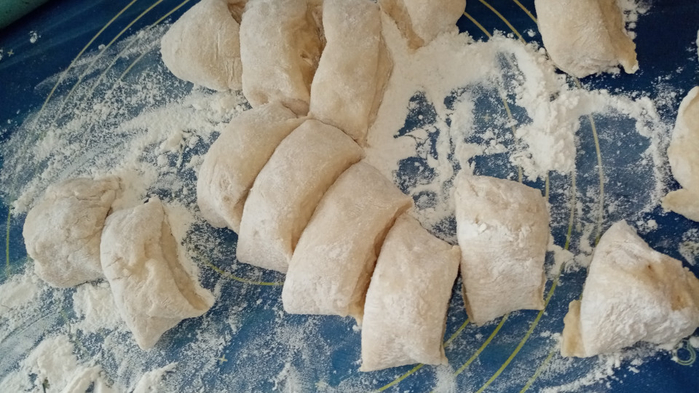 cut the dough into pieces (700x393, 306Kb)