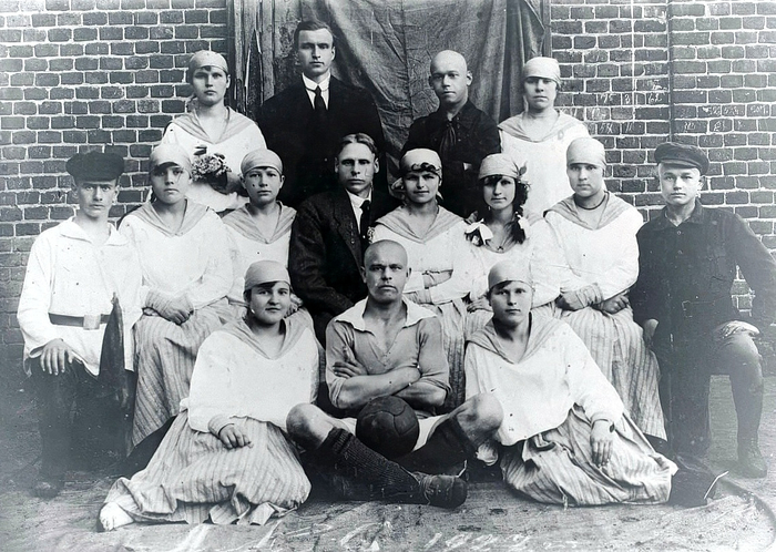 ссср 1922 год, Московская область. 1-я и 2-я баскетбольные команды Ликинской прядильно-ткацкой фабрики (700x498, 376Kb)