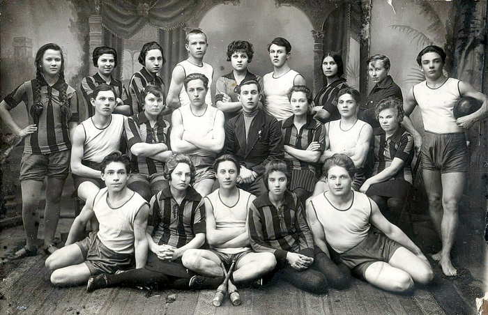 ссср 1930 год, Орск. Группа спортсменов школы II ступени (700x452, 408Kb)