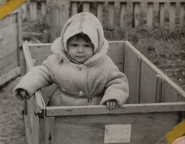 ссср 1970 год, застава в Приморском крае.  ебенка посадили в короб из под патронов Чтобы не убегала от дома Вокруг лес и дикие звери тигры, медведи, кабаны. (640x500, 115Kb)