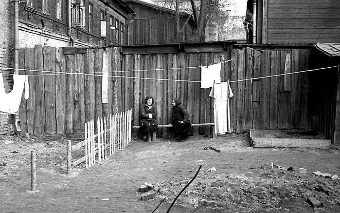 ссср В московском дворе весной 1954 года (700x437, 253Kb)