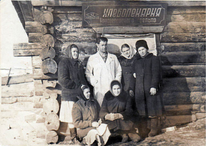 ссср Возле сельской хлебопекарни. Новоселово, Красноярский край, 1956 год (700x497, 595Kb)