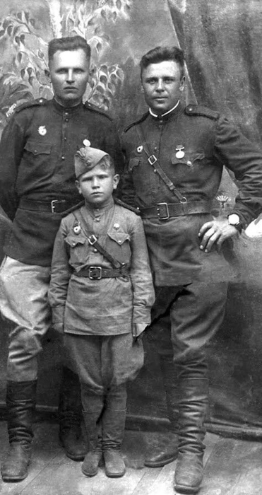 ссср Гвардейцы с воспитанником, 1944 год (371x700, 170Kb)