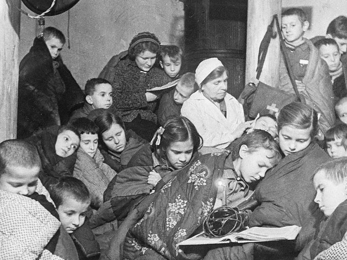 ссср Дети в бомбоубежище в блокадном Ленинграде, 1942 год (700x525, 259Kb)