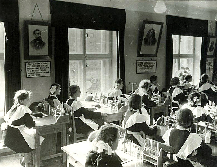 ссср На уроке химии в женской школе, 1953 год (700x539, 395Kb)
