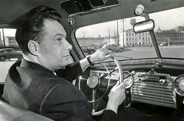 ссср Николай Озеров за рулем автомобиля «Победа» 1956 год (700x459, 227Kb)