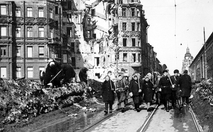 ссср Уборка города, Ленинград весна 1942 г. (700x433, 250Kb)
