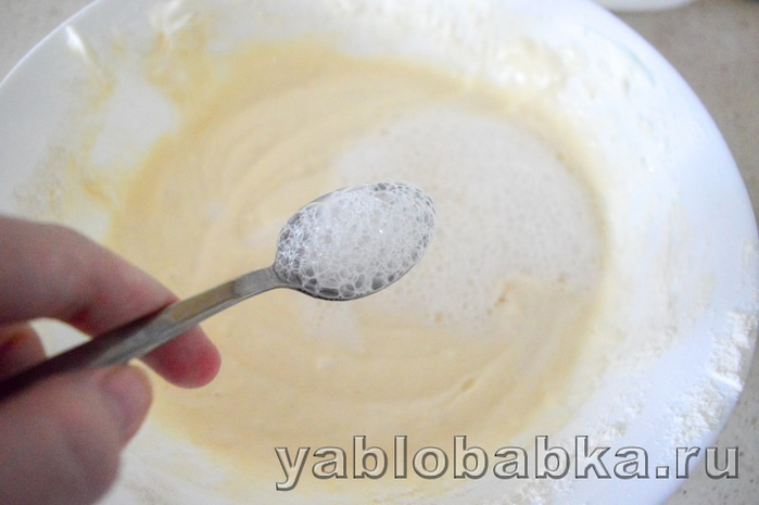 сметанная шарлотка с яблоками и грецкими орехами 7 (700x465, 238Kb)
