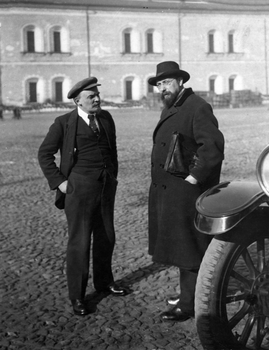lenin-and-bonch-bruyevich-in-the-kremlin-grounds-16-october-1918-bw (538x700, 201Kb)
