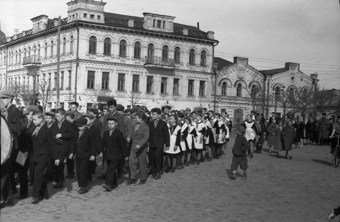 ссср Демонстрация в Кимрах, 1955 год (700x457, 186Kb)