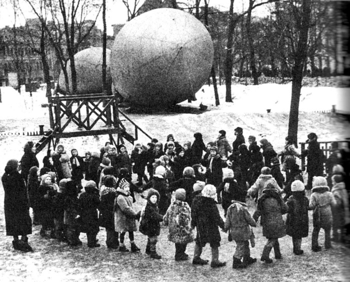 KidsAndBalloon1941_Moskva (700x564, 156Kb)