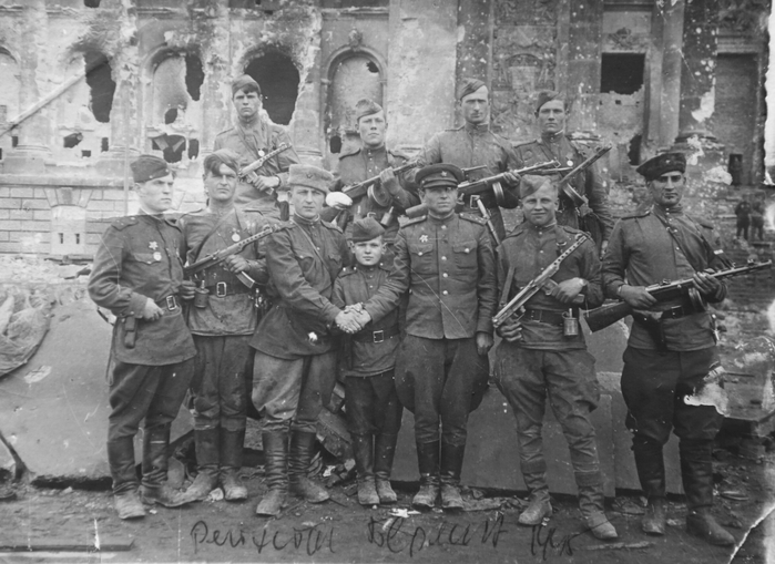 ссср советских военнослужащих у разрушенного здания  ейхстага. В центре видно воспитанника 756-го стрелкового полка - 14-летнего Гошу Артеменкова, Берлин 1945 год (700x509, 229Kb)