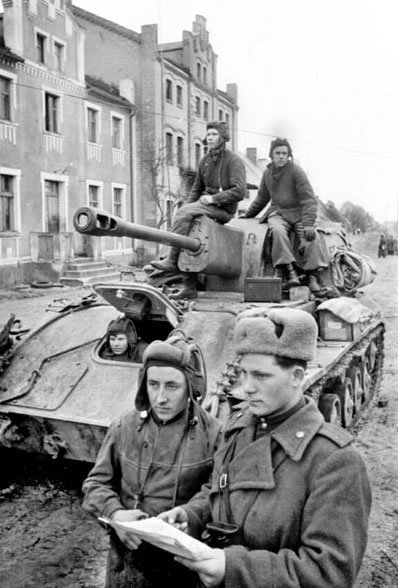 0 0 СУ-76 гвардии младшего лейтенанта Лифанова. Бранденбург, 1945 г (398x588, 109Kb)