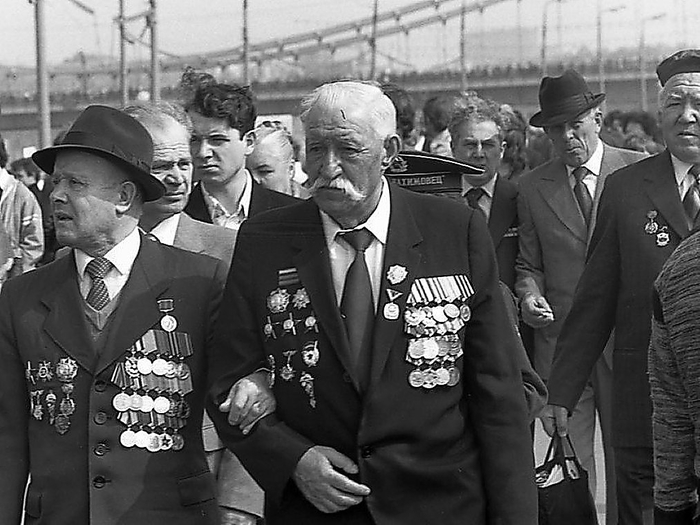 0 0 На встречу с однополчанами в парке Горького. - День Победы 9 Мая 1982 года. (700x525, 233Kb)