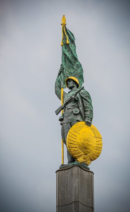 Вена. Памятник советским воинам (428x700, 39Kb)