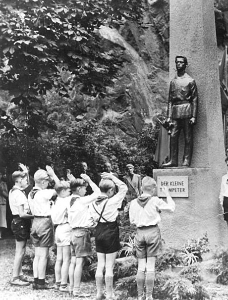 Bundesarchiv_Bild_183-58198-0024,_Halle,_Rive-Ufer,_Fritz-Weineck-Denkmal (460x606, 89Kb)