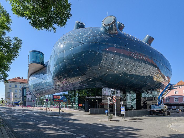 The Kunsthaus Graz (Graz Art Museum) was built in 2003. (700x525, 119Kb)