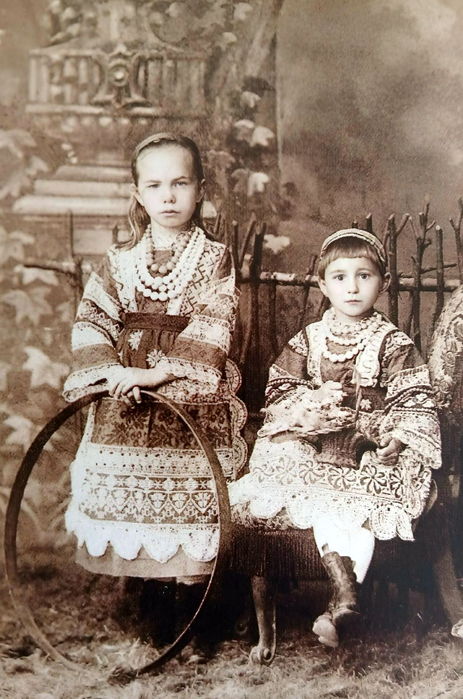  оссия Девочки в русском городском костюме восшедшем в моду в  оссии после русско-турецких войн XIX века, 1892 год (463x700, 377Kb)