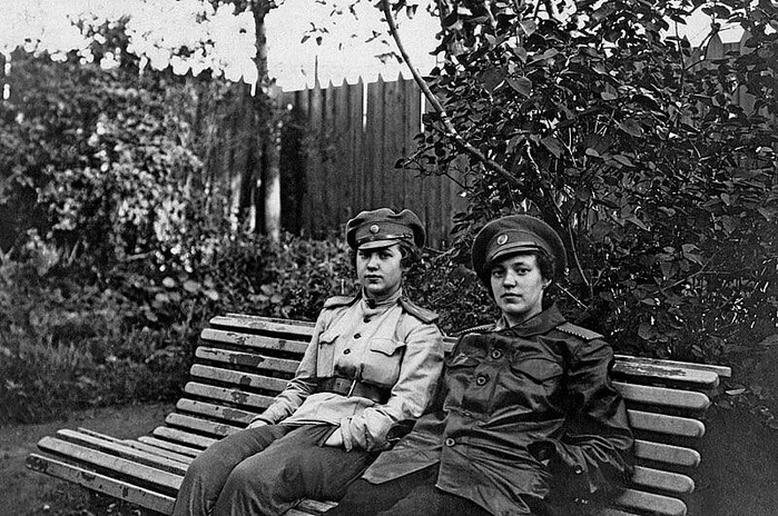  оссия Девушки из женского батальона, 1916 год (700x464, 273Kb)