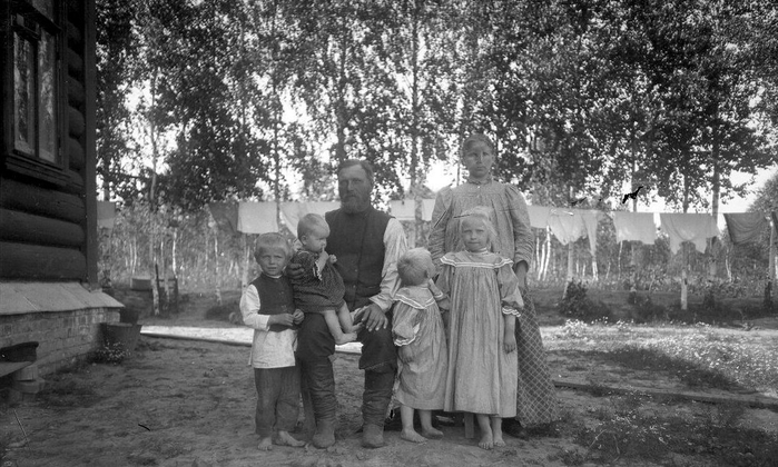  оссия Крестьянская семья, 1910 год (700x420, 230Kb)