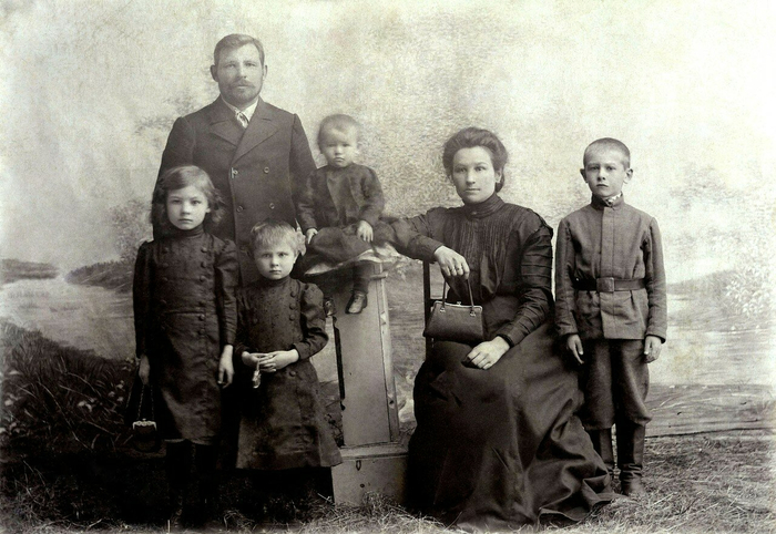  оссия Семья из города Тара,  1904 год (700x482, 348Kb)