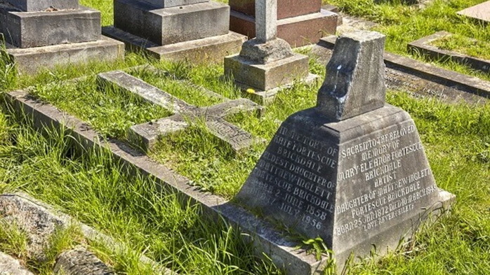 Eleanor-Fortescue-Brickdale-grave (700x393, 157Kb)