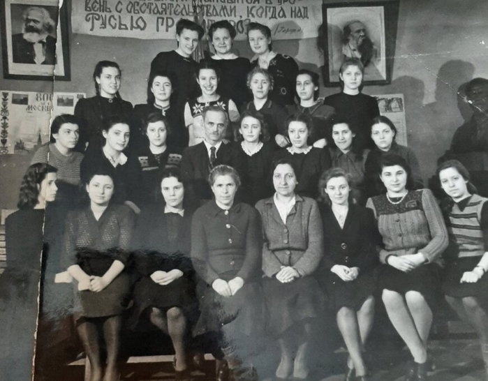 ссср Выпускной класс одной из московских женских школ, 1947 год (700x546, 475Kb)
