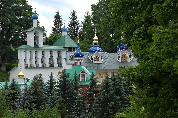 Pskovo-Pechersky_Monastery_1 (700x466, 100Kb)