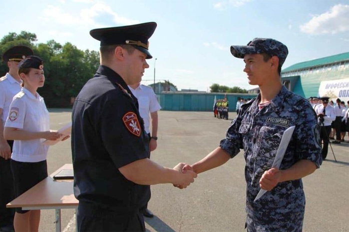 7290319_Sotrydniki_vnevedomstvennoi_ohrani_Yralskogo_okryga_Rosgvardii_zavershili_kyrs_professionalnoi_podgotovki_v_Tumeni (700x466, 98Kb)