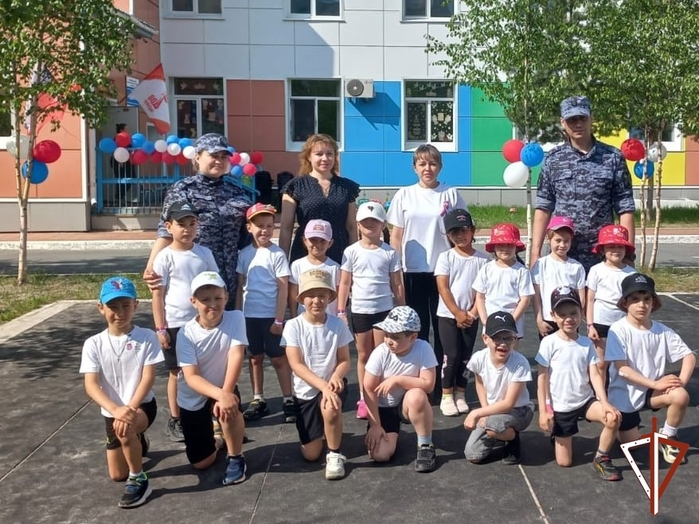 7290319_V_Ugre_sotrydniki_Rosgvardii_proveli_ytrennuu_zaryadky_dlya_vospitannikov_detskogo_sada (700x524, 315Kb)