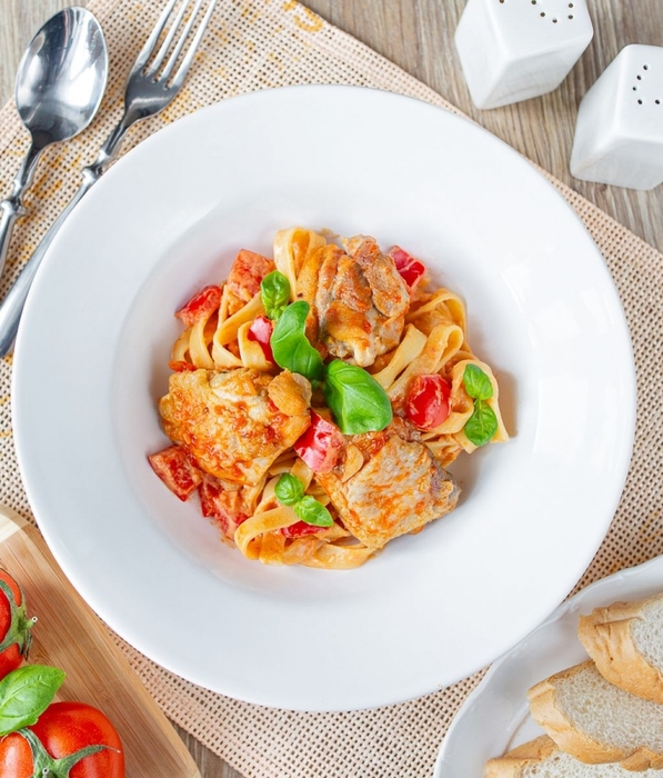 7301510_pastaskuriceiitomatnoslivochnymsousom (597x700, 288Kb)