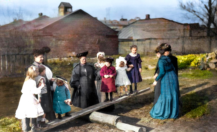  оссия Во дворе дома Щаповых на Ново-Басманной улице. Москва, 1905 год (700x426, 373Kb)