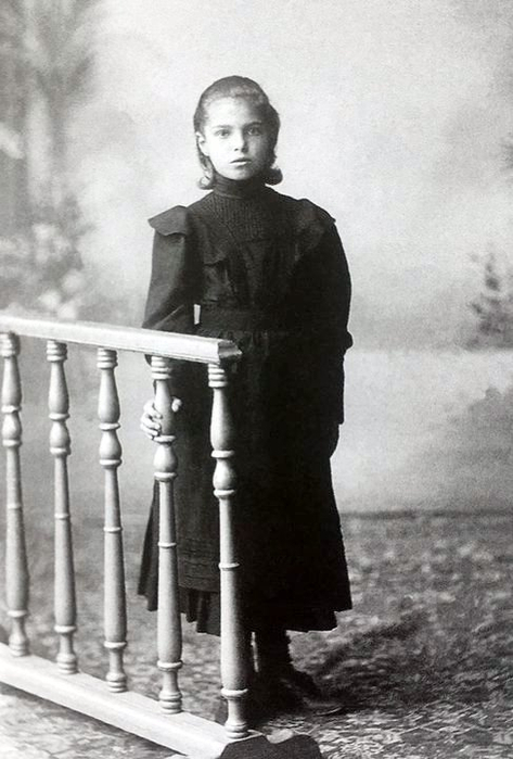  оссия Девочка Аня в гимназическом платье с кокеткой. Витебск, 1905 год (473x699, 225Kb)