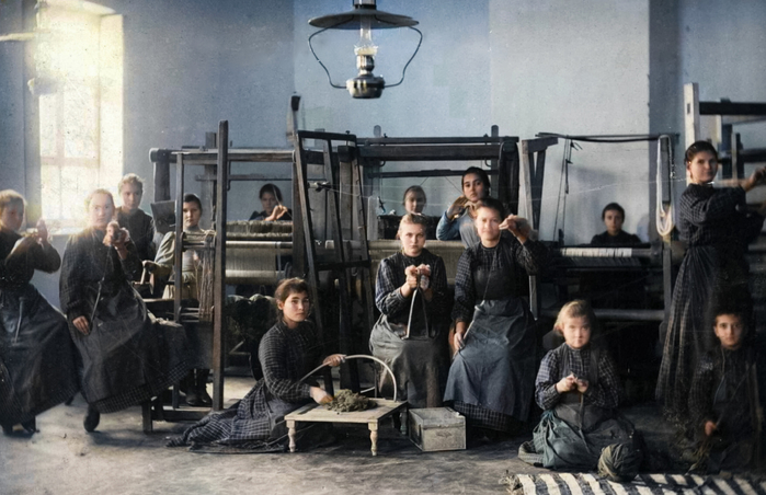  оссия Занятия по ткачеству в Кубанском войсковом приюте для девиц, 1901 год (700x452, 306Kb)