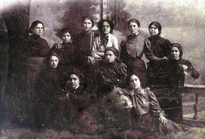  оссия Портнихи, участницы партии «Бунд». 1905 (700x477, 415Kb)