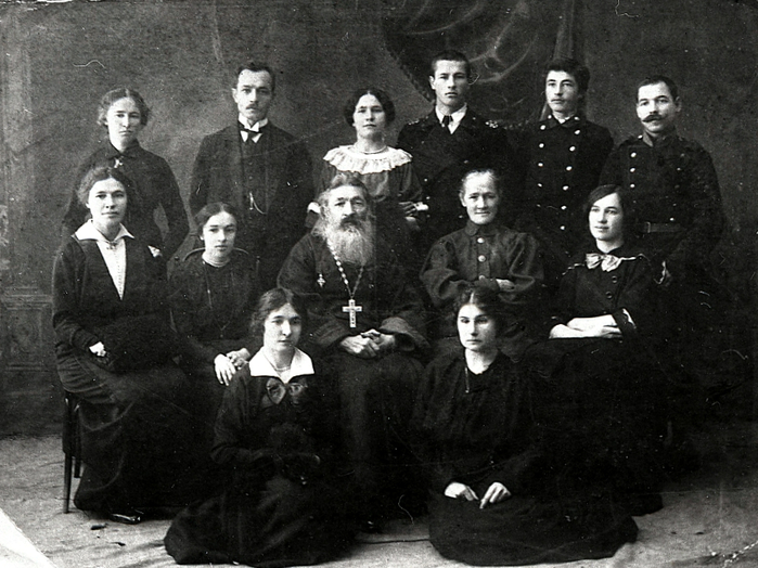  оссия Семья священника из Ярославской губернии, 1913 год (700x524, 353Kb)